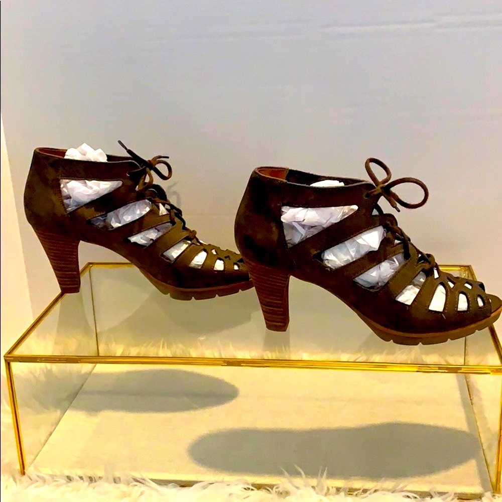LIKE NEW - Paul Green Gray Suede Cage Sandals